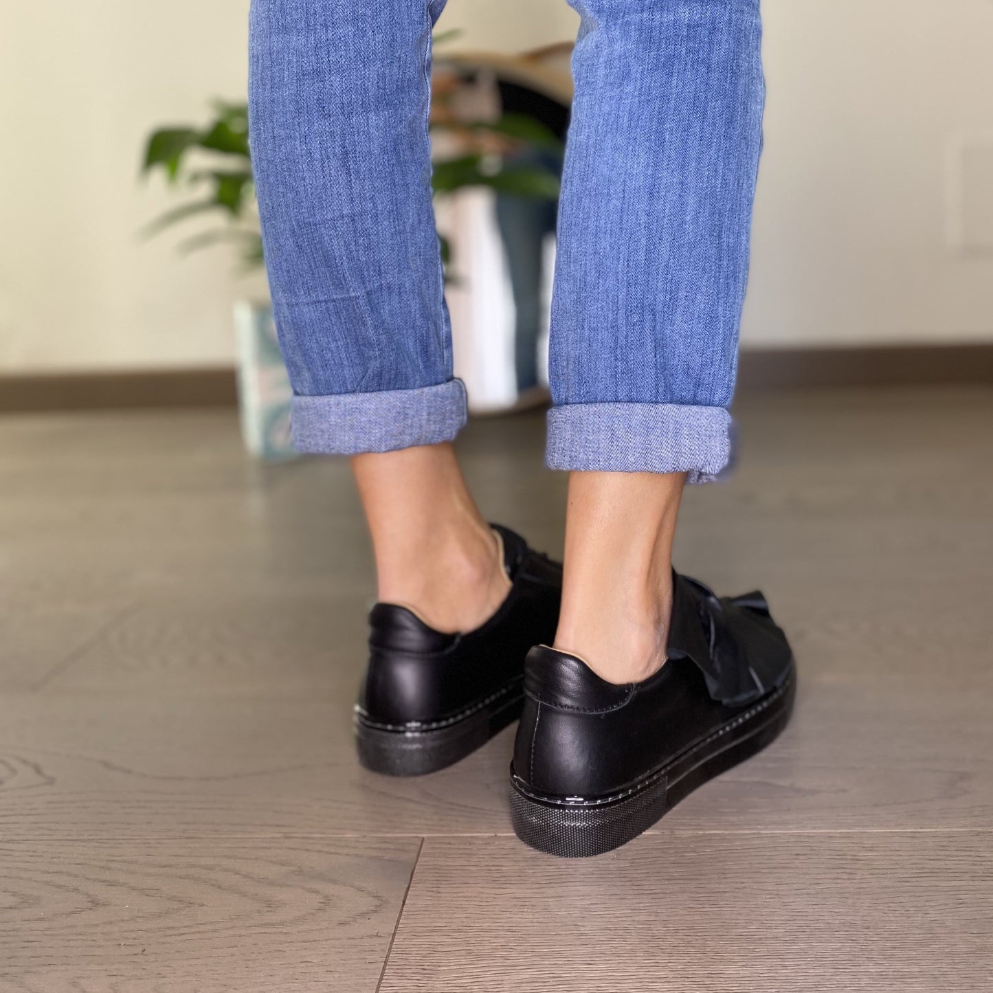 MODEL Nero Sneakers con maxi rouches