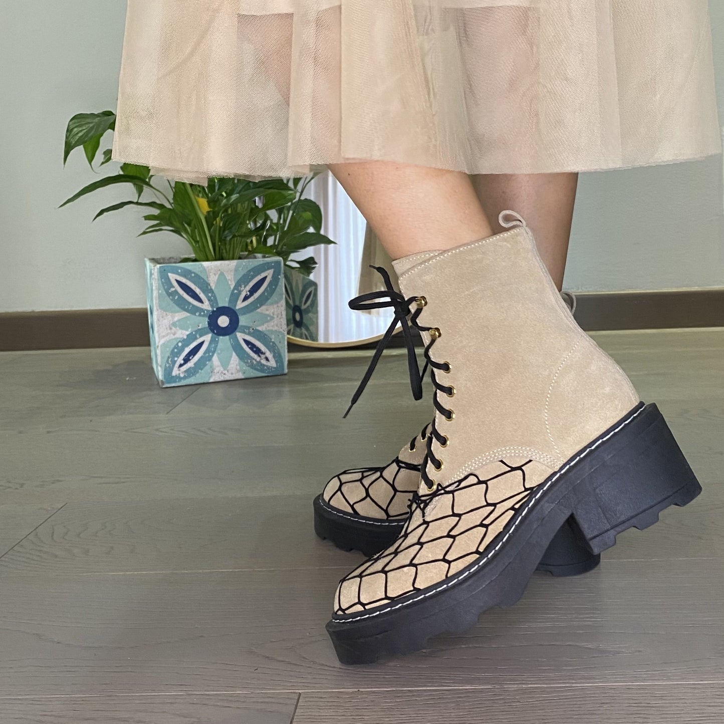 VOX Stivaletto anfibio da donna con rete decorativa e suola in gomma maxi in camoscio sabbia