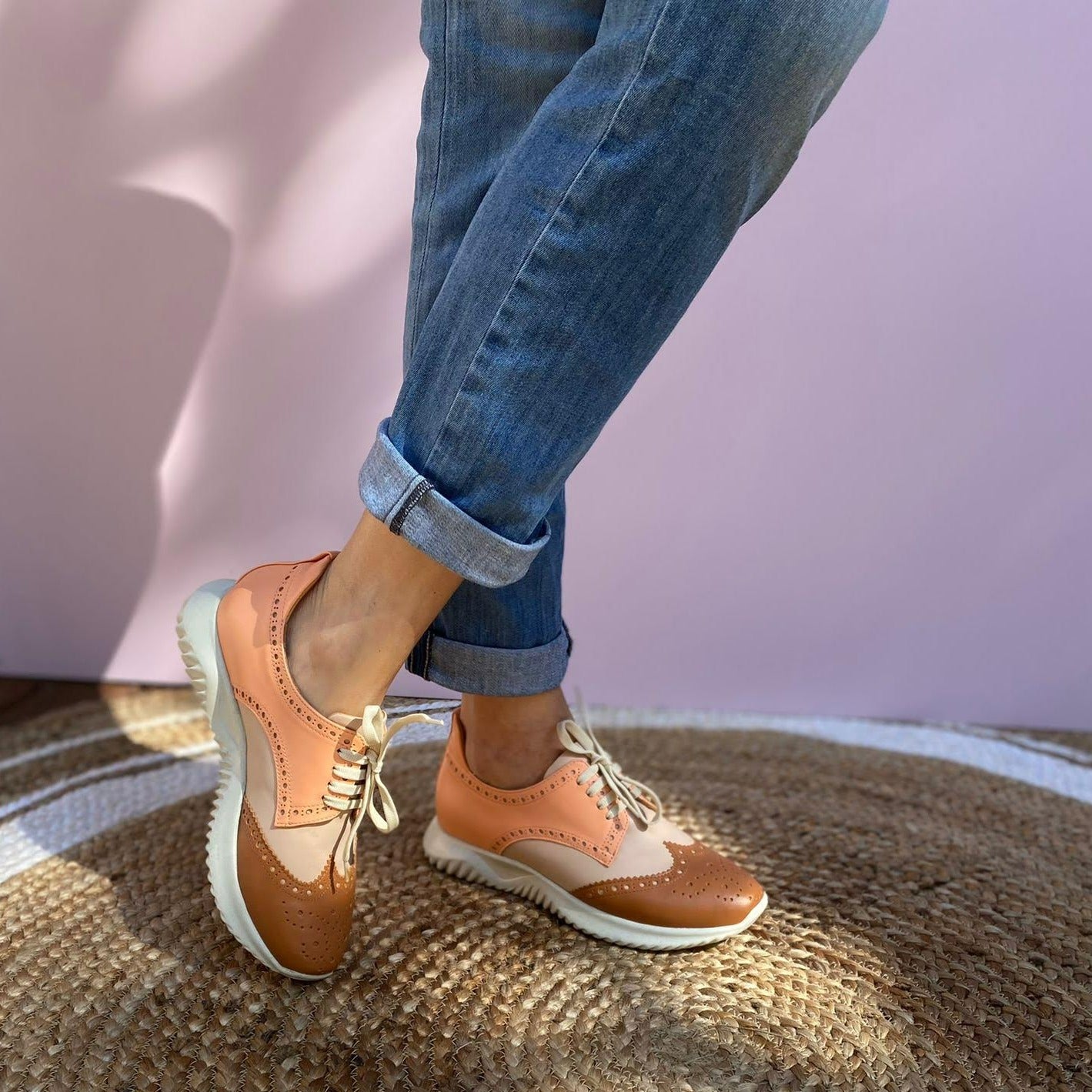 SNEAKERS ALLACCIATA MODELLO DERBY CON SUOLA RUNNING. CUCITURE E DECORAZIONI BROGUE. IN MORBIDA NAPPA COLORATA -BLU, BIANCO E VERDE ACQUA- FUSSBETT ESTRAIBILE RICOPERTO IN PELLE CON RIALZO DI 1.5 CM. CALZATA REGOLARE E COMODA. SE HAI DUBBI SULLA CALZATA, CONTATTACI VIA WHATSAPP AL 351 8950405 TI AIUTEREMO NELLA SCELTA. TOMAIA - FODERA - SOTTOPIEDE IN PELLE 100%. PELLAMI ITALIANI DI QUALITÀ. PRODOTTO IN ITALIA, MARCHE.