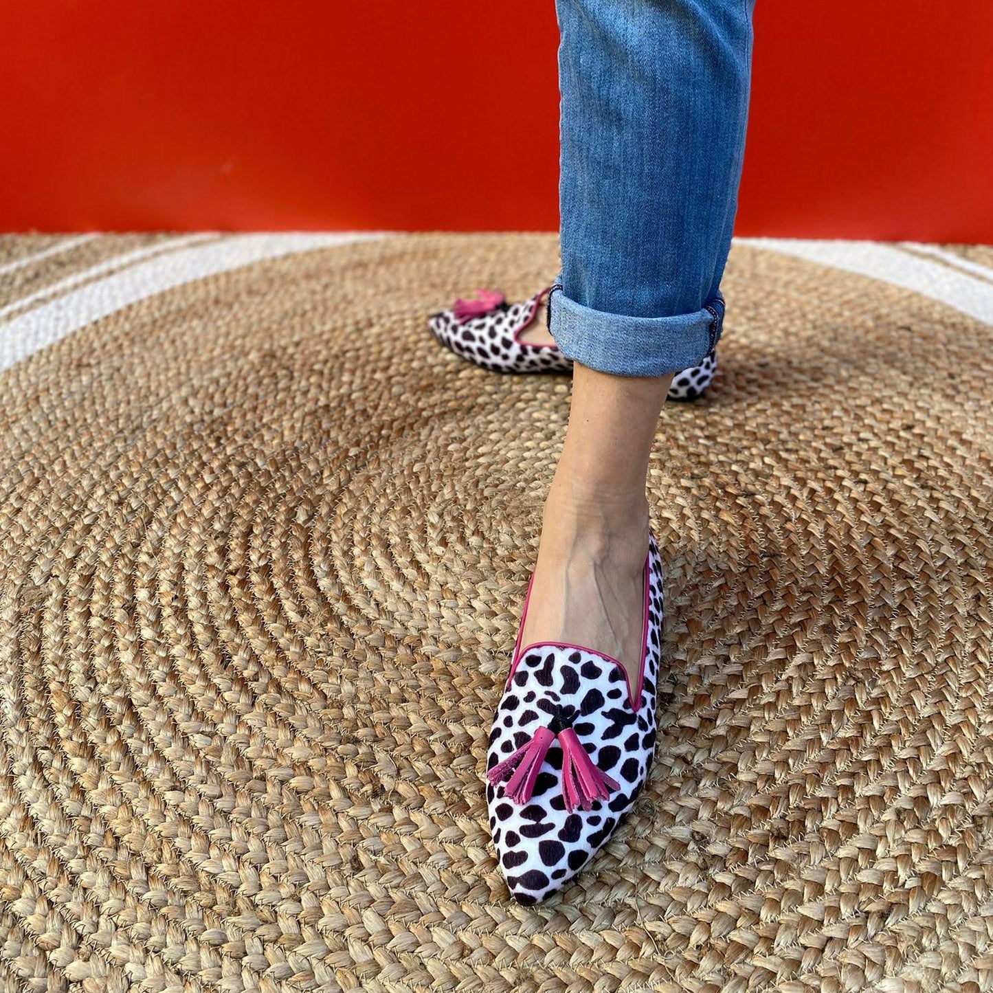 MAIA MOCASSINO A PUNTA IN CAVALLINO ECOLOGICO STAMPA DALMATA BIANCO E NERO, CON NAPPINE E PROFILI CICLAMINO. SOTTOPIEDE E FODERA IN PELLE. CALZATA MOLTO COMODA E REGOLARE. SE HAI DUBBI SULLA CALZATA, CONTATTACI VIA WHATSAPP AL 351 8950405 TI AIUTEREMO NELLA SCELTA. TACCO DI 1 CM. TOMAIA IN CAVALLINO ECOLOGICO. FODERA E SOTTOPIEDE IN PELLE 100%. FONDO IN GOMMINA ANTISCIVOLO. PRODOTTO ARTIGIANALE IN ITALIA, MARCHE DA 30sette.