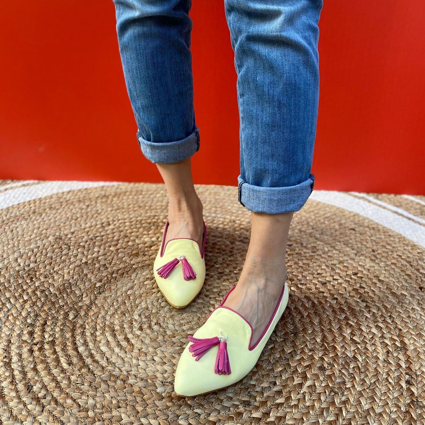 MAIA MOCASSINO A PUNTA IN CAMOSCIO GIALLO LIME CON NAPPINE E PROFILI CICLAMINO. SOTTOPIEDE E FODERA IN PELLE. CALZATA MOLTO COMODA E REGOLARE. SE HAI DUBBI SULLA CALZATA, CONTATTACI VIA WHATSAPP AL 351 8950405 TI AIUTEREMO NELLA SCELTA. TACCO DI 1 CM. TOMAIA IN CAVALLINO ECOLOGICO. FODERA E SOTTOPIEDE IN PELLE 100%. FONDO IN GOMMINA ANTISCIVOLO. PRODOTTO ARTIGIANALE IN ITALIA, MARCHE DA 30sette.