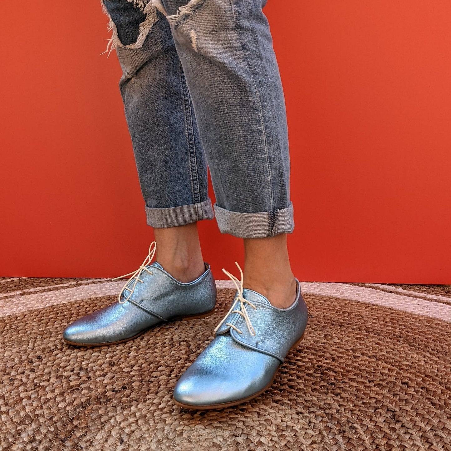 MIRIT È UNA FRANCESINA BASSA ALLACCIATA IN NAPPA LAMINATO CIELO. IL SOLETTO INTERNO, RICOPERTO IN PELLE è ALTO 2 CM SUL TALLONE. IL TACCO ESTERNO è DI 1 CM. 3 CM DI TACCO IN TOTALE, CHE RENDONO ADATTA LA SCARPA ANCHE A CHI NON PUÒ INDOSSARE SCARPPE TROPPO FLAT. CALZATA COMODA E GENEROSA, MA SE HAI ANCORA DUBBI, CONTATTACI SU WHATSAPP AL 351 8950405 TI AIUTEREMO NELLA SCELTA. TOMAIA - FODERA - SOTTOPIEDE IN PELLE 100%. FONDO CUOIO. LACCI IN TESSUTO. PRODOTTO IN ITALIA, MARCHE DA 30sette.