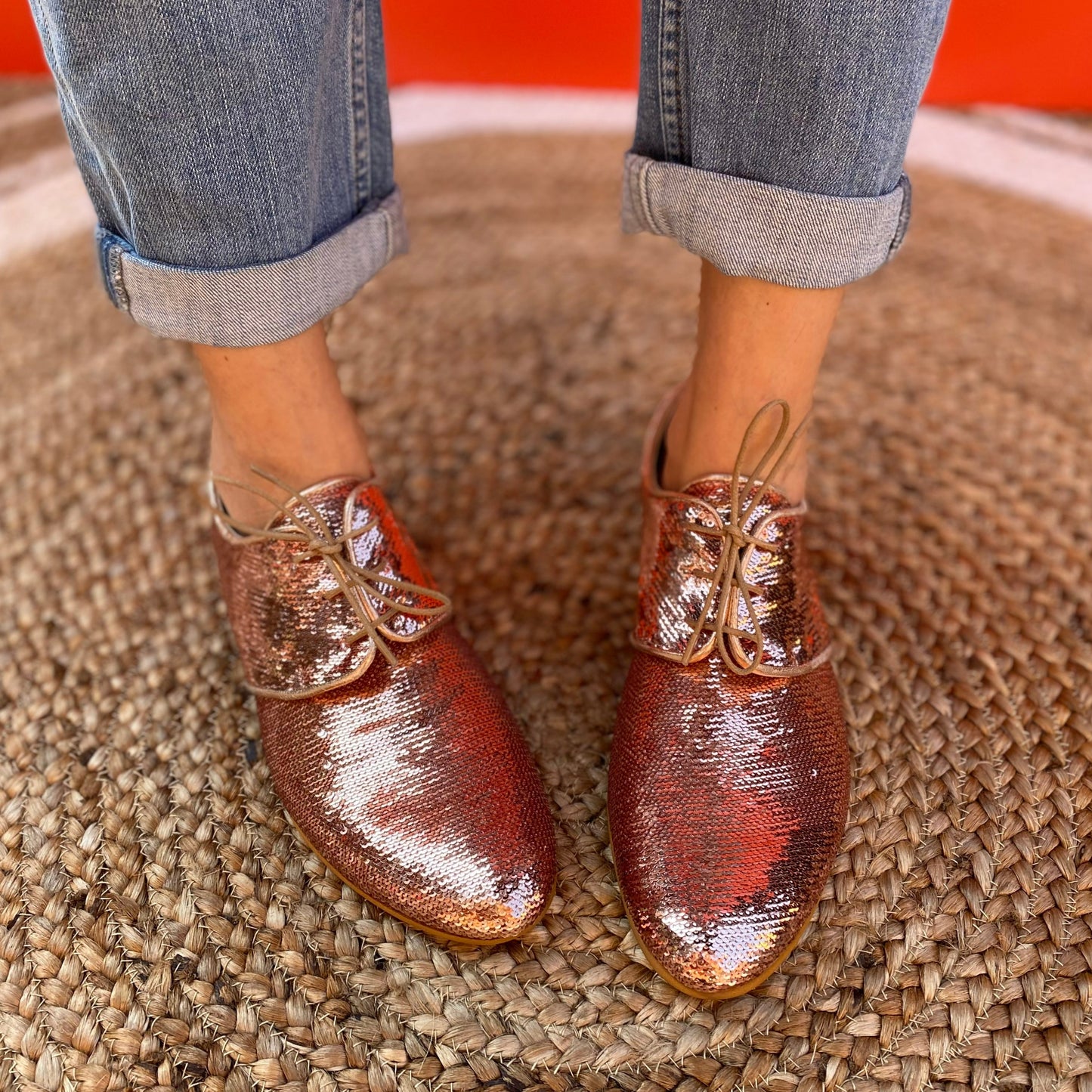 MIRIT È UNA FRANCESINA BASSA ALLACCIATA IN TESSUTO DI MICROPAILLETTES CIPRIA. IL SOLETTO INTERNO, RICOPERTO IN PELLE è ALTO 2 CM SUL TALLONE. IL TACCO ESTERNO è DI 1 CM. 3 CM DI TACCO IN TOTALE, CHE RENDONO ADATTA LA SCARPA ANCHE A CHI NON PUÒ INDOSSARE SCARPPE TROPPO FLAT. CALZATA COMODA E GENEROSA. TOMAIA IN TESSUTO DI MICROPAILLETTES. FODERA E SOTTOPIEDE IN PELLE 100%. FONDO CUOIO. LACCI IN TESSUTO. PRODOTTO IN ITALIA, MARCHE DA 30sette.