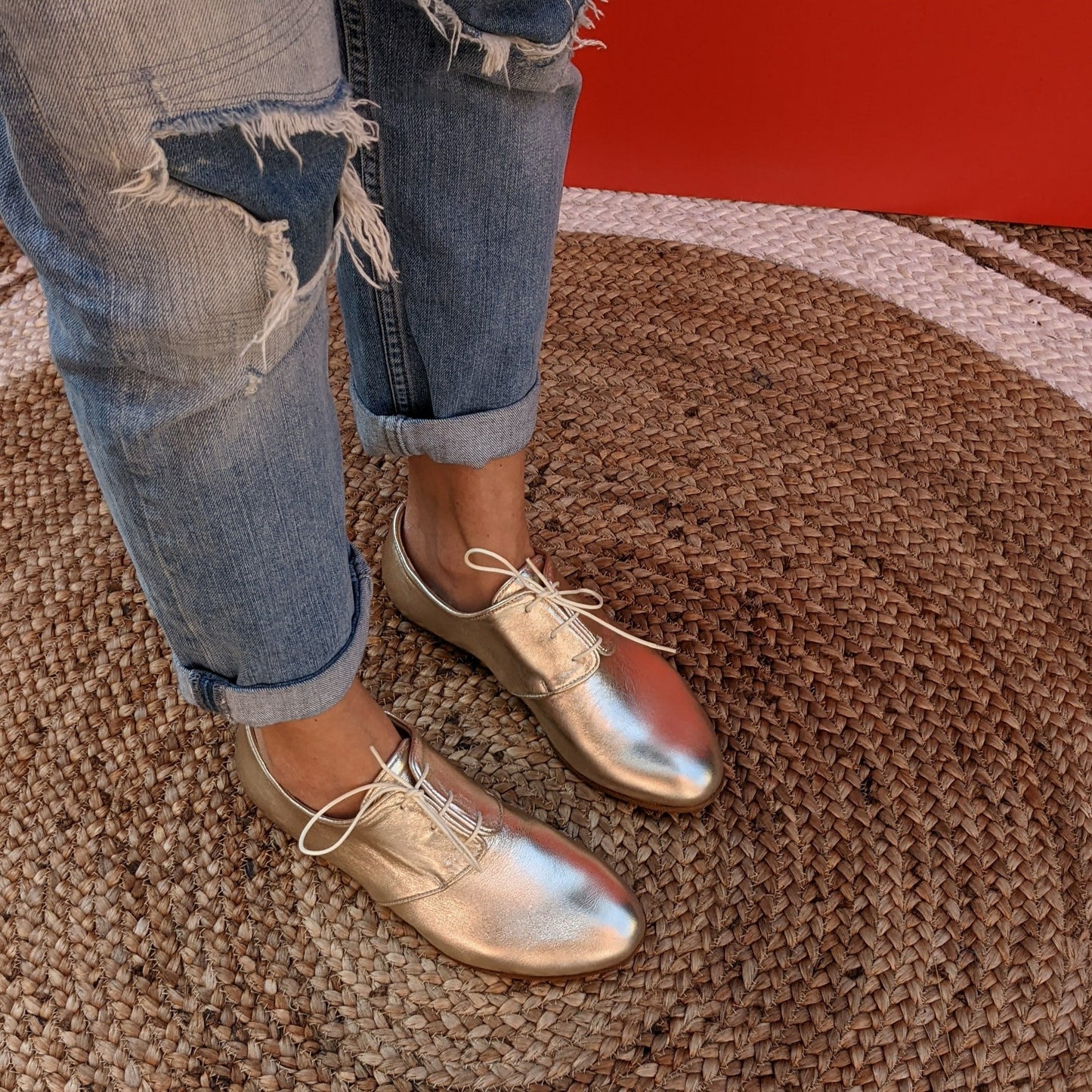 MIRIT È UNA FRANCESINA BASSA ALLACCIATA IN NAPPA METALLIZZATA PLATINO. IL SOLETTO INTERNO, RICOPERTO IN PELLE è ALTO 2 CM SUL TALLONE. IL TACCO ESTERNO è DI 1 CM. 3 CM DI TACCO IN TOTALE, CHE RENDONO ADATTA LA SCARPA ANCHE A CHI NON PUÒ INDOSSARE SCARPPE TROPPO FLAT. CALZATA COMODA E GENEROSA, MA SE HAI ANCORA DUBBI, CONTATTACI SU WHATSAPP AL 351 8950405 TI AIUTEREMO NELLA SCELTA. TOMAIA - FODERA - SOTTOPIEDE IN PELLE 100%. FONDO CUOIO. LACCI IN TESSUTO. PRODOTTO IN ITALIA, MARCHE DA 30sette.