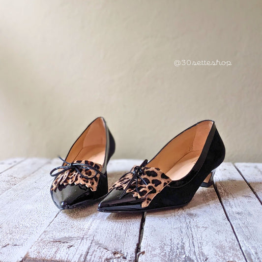 alma-decollete-kitten-con-frangette-vernice-camoscio-nero-frangia-animalier-artigainale