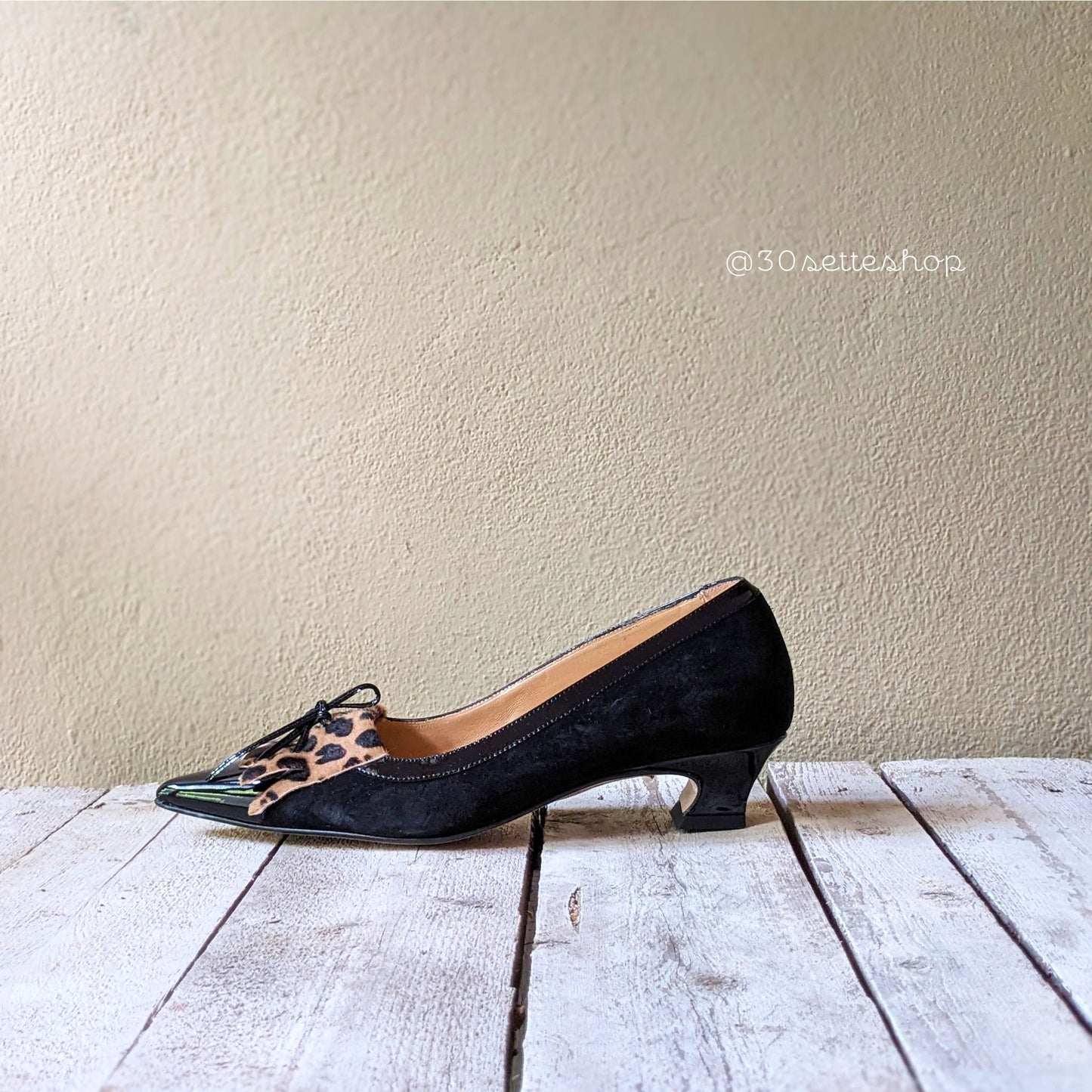 alma-decollete-kitten-con-frangette-vernice-camoscio-nero-frangia-animalier-artigainale