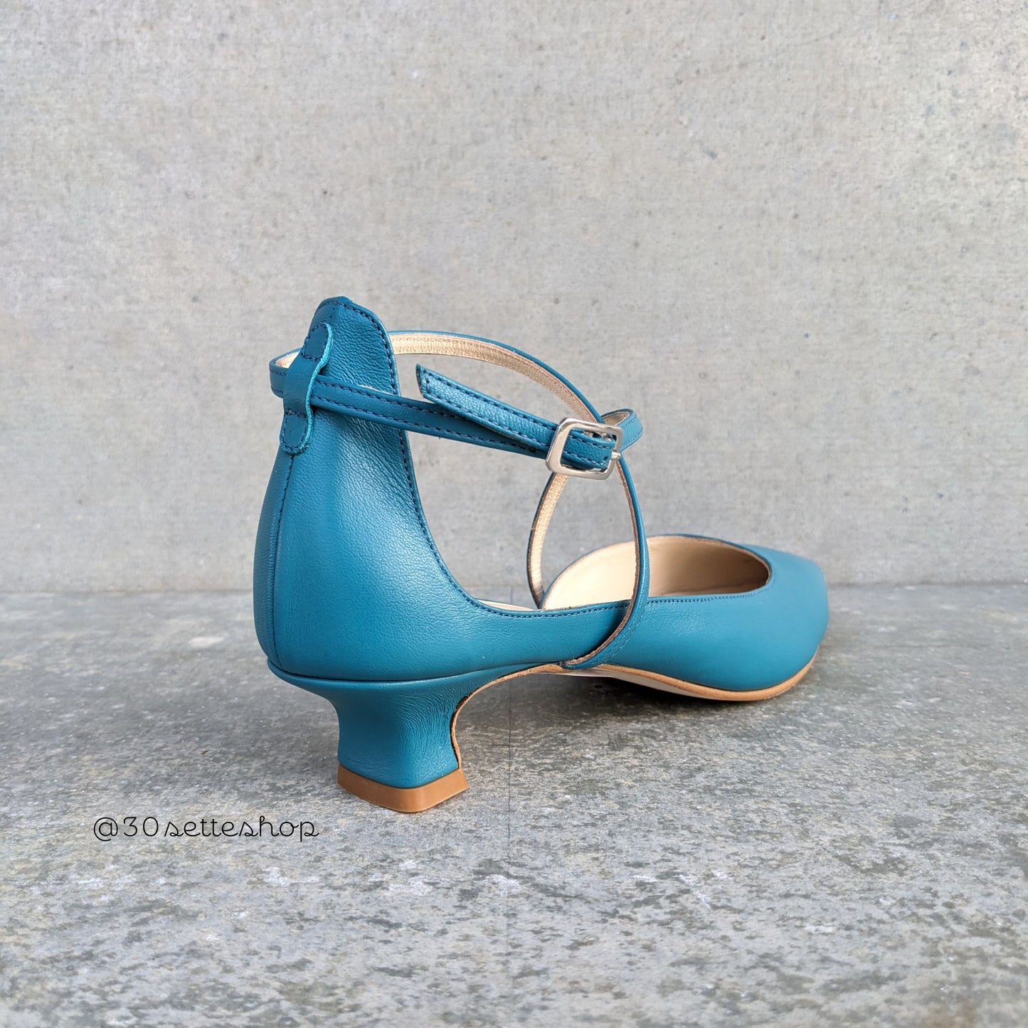 amelie-decollete-cobalto-con-cinturini-incrociati-tacco-basso-kitten-heels-artigianali