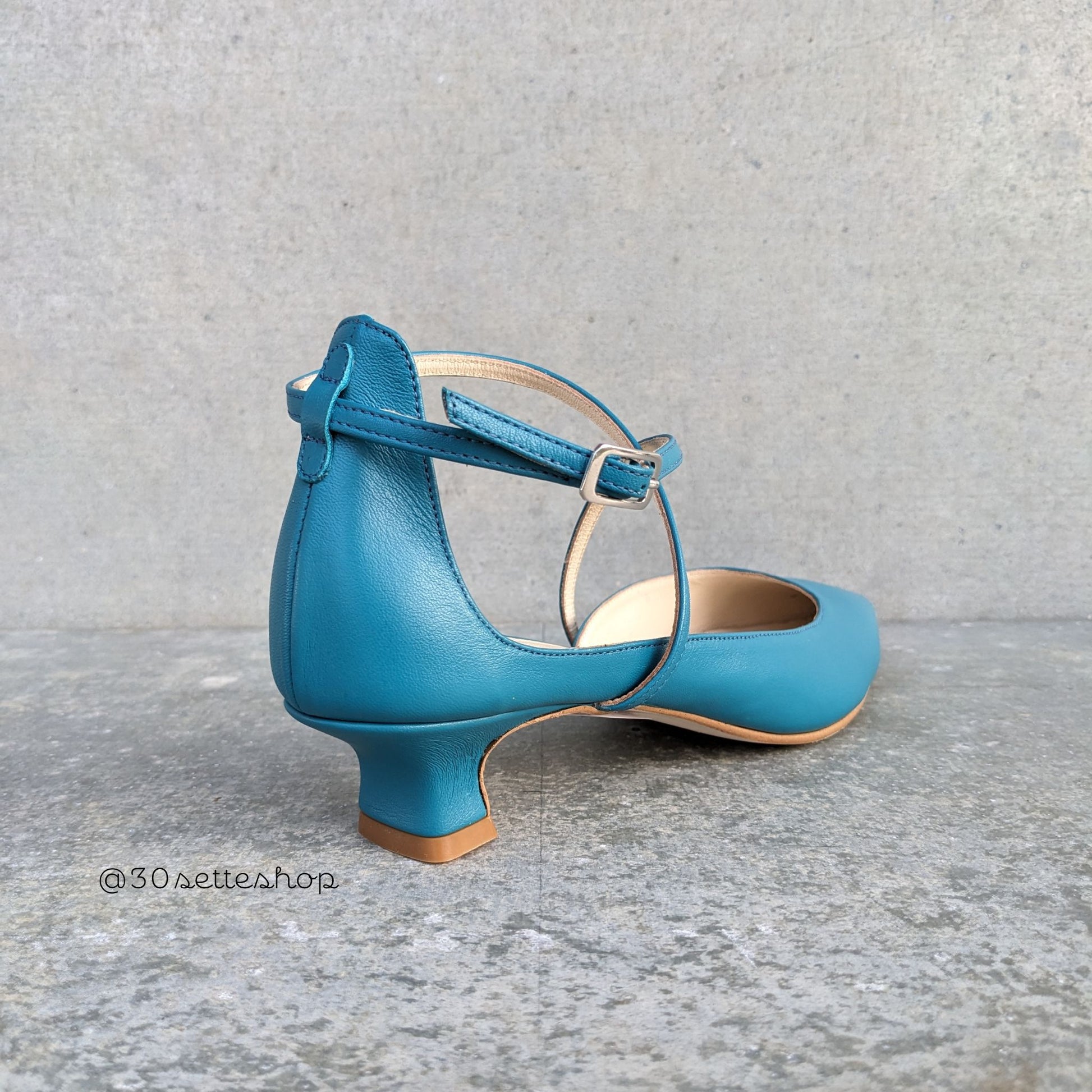 amelie-decollete-cobalto-con-cinturini-incrociati-tacco-basso-kitten-heels-artigianali