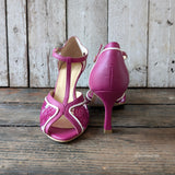 Décolleté d'orsay open toe con cinturino t-bar realizzato in tessuto ricamato bouganville abbinato a un sottile profilo sottile in nappa panna e cinturino in nappa bouganville.

