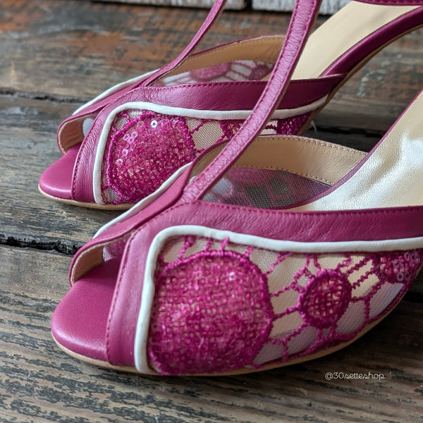 Décolleté d'orsay open toe con cinturino t-bar realizzato in tessuto ricamato bouganville abbinato a un sottile profilo sottile in nappa panna e cinturino in nappa bouganville.