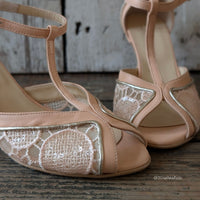 Décolleté d'orsay open toe con cinturino t-bar realizzato in tessuto ricamato cipria abbinato a un sottile profilo sottile in nappa laminato argento e cinturino in nappa cipria.