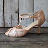 Décolleté d'orsay open toe con cinturino t-bar realizzato in tessuto ricamato cipria abbinato a un sottile profilo sottile in nappa laminato argento e cinturino in nappa cipria.