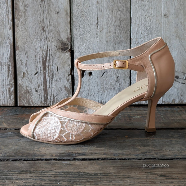 Décolleté d'orsay open toe con cinturino t-bar realizzato in tessuto ricamato cipria abbinato a un sottile profilo sottile in nappa laminato argento e cinturino in nappa cipria.
