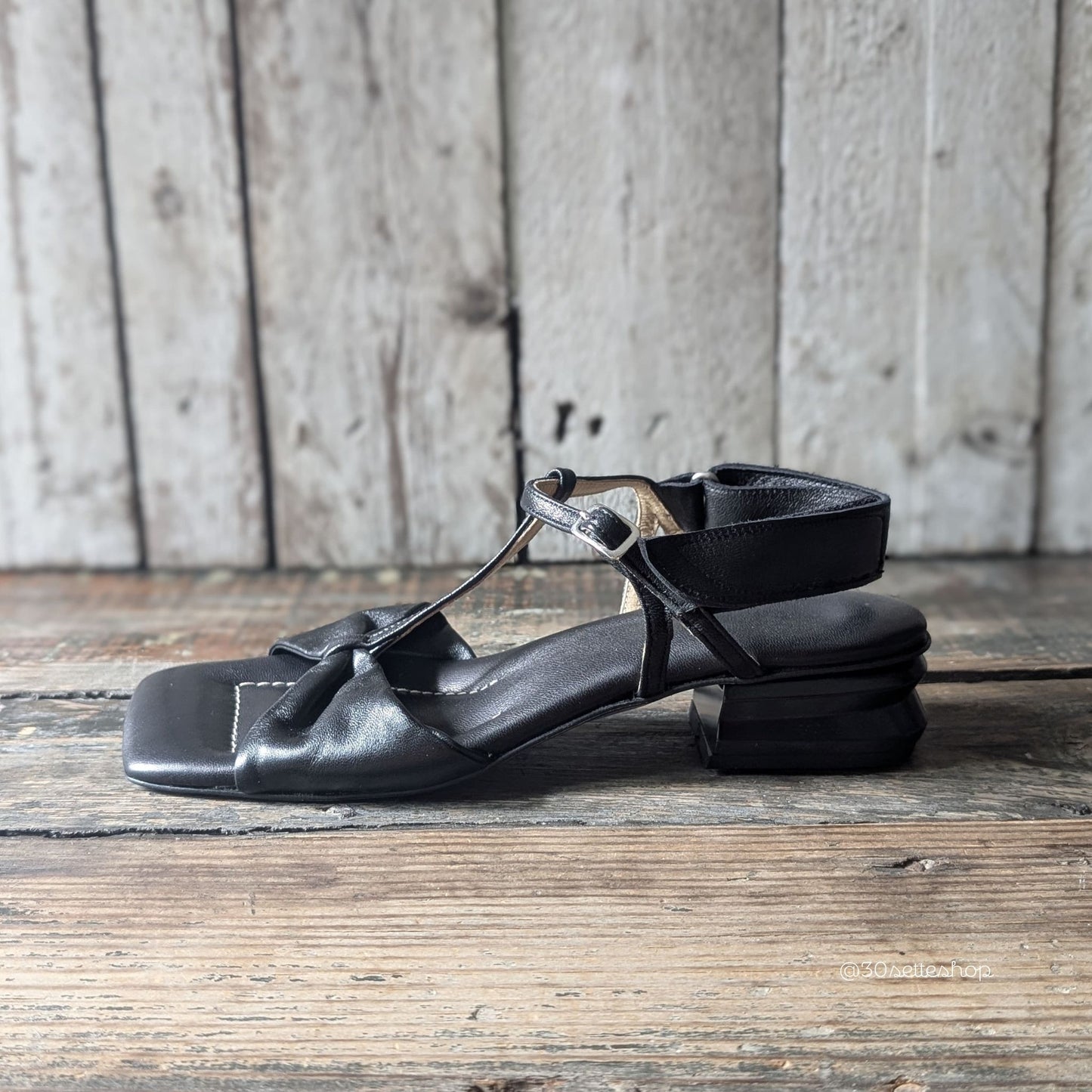 ASIA Sandalo imbottito con tacco basso e largo di 3cm in nappa nero