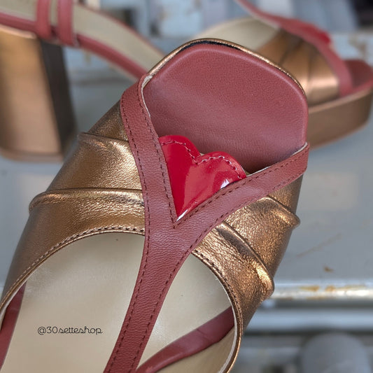 ALMA PL Sandalo t-bar con plateau e tacco a colonna in laminato rame, nappa coccio e cuore in vernice rosso