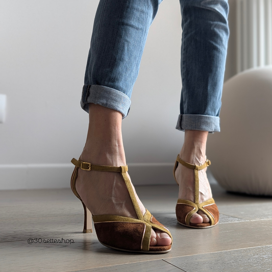 ANAFI Décolleté t-bar spuntata tanghera con tacco sottile di 70 mm in camoscio bruciato, camoscio senape e laminato cipria