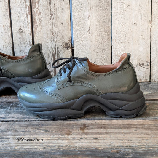 ANGELICA Sneakers da donna con punzonatura Brogue e suola chunky in nappa verde bottiglia