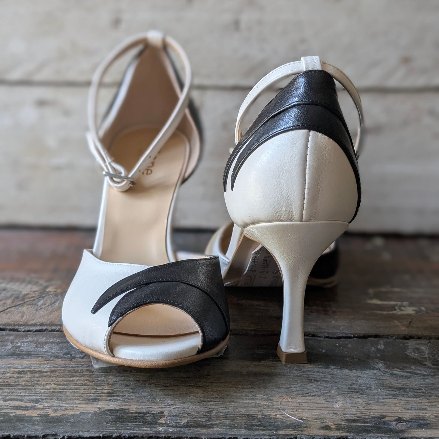BELLA Décolleté d'Orsay peep toe con tacco sottile di 70 mm e cinturino alla caviglia in nappa nero e panna