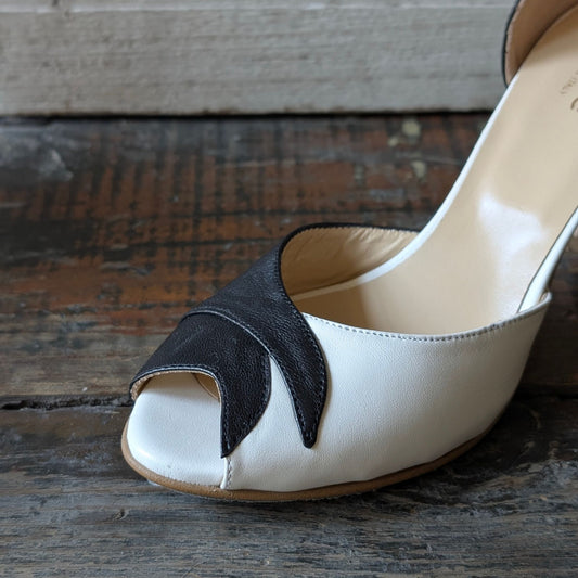 BELLA Décolleté d'Orsay peep toe con tacco sottile di 70 mm e cinturino alla caviglia in nappa nero e panna
