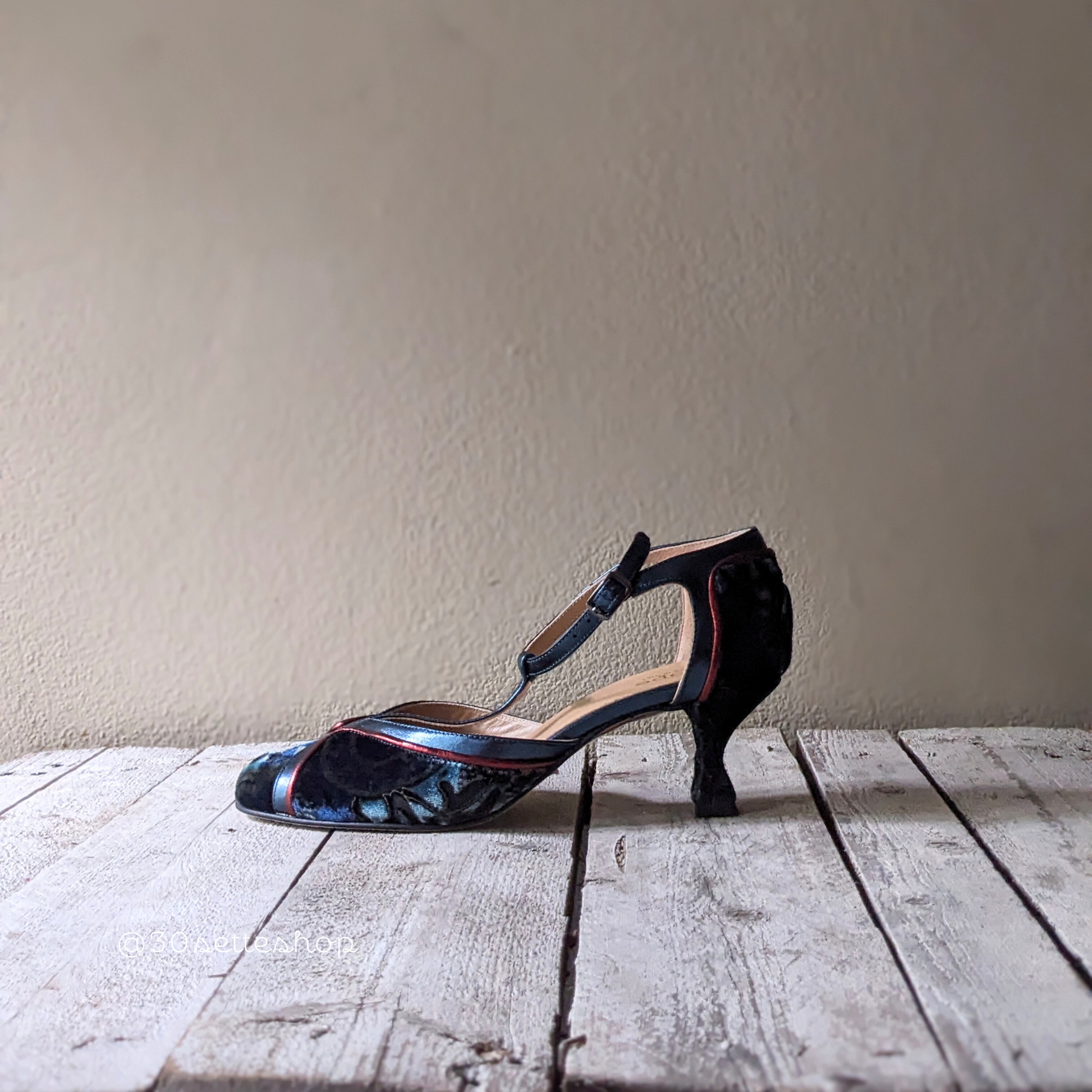 bianca-decollete-tango-velluto-ricamato-tacco-5cm-prodotto-artigianale