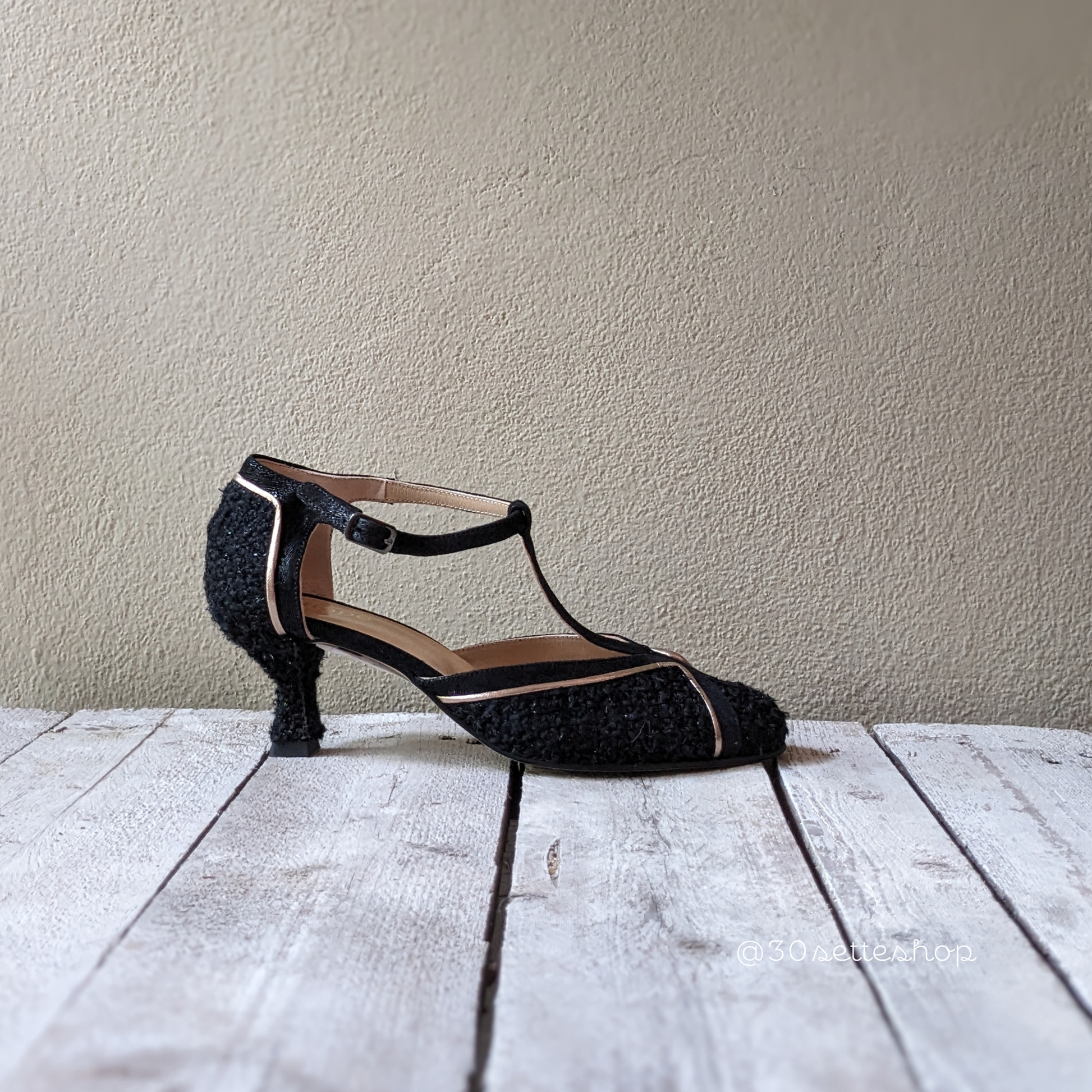 bianca-decollete-tango-tessuto-lana-nero-tacco-5cm-prodotto-artigianale