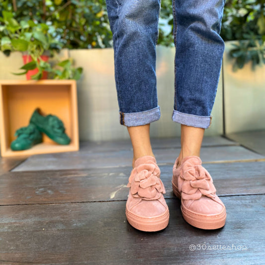 Sneakers con maxi fiore a rilievo in camoscio rosa e suola in tinta con fussbett estraibile con zeppa di 1,5 cm
