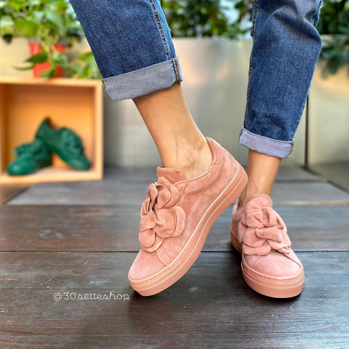 Sneakers con maxi fiore a rilievo in camoscio rosa e suola in tinta con fussbett estraibile con zeppa di 1,5 cm