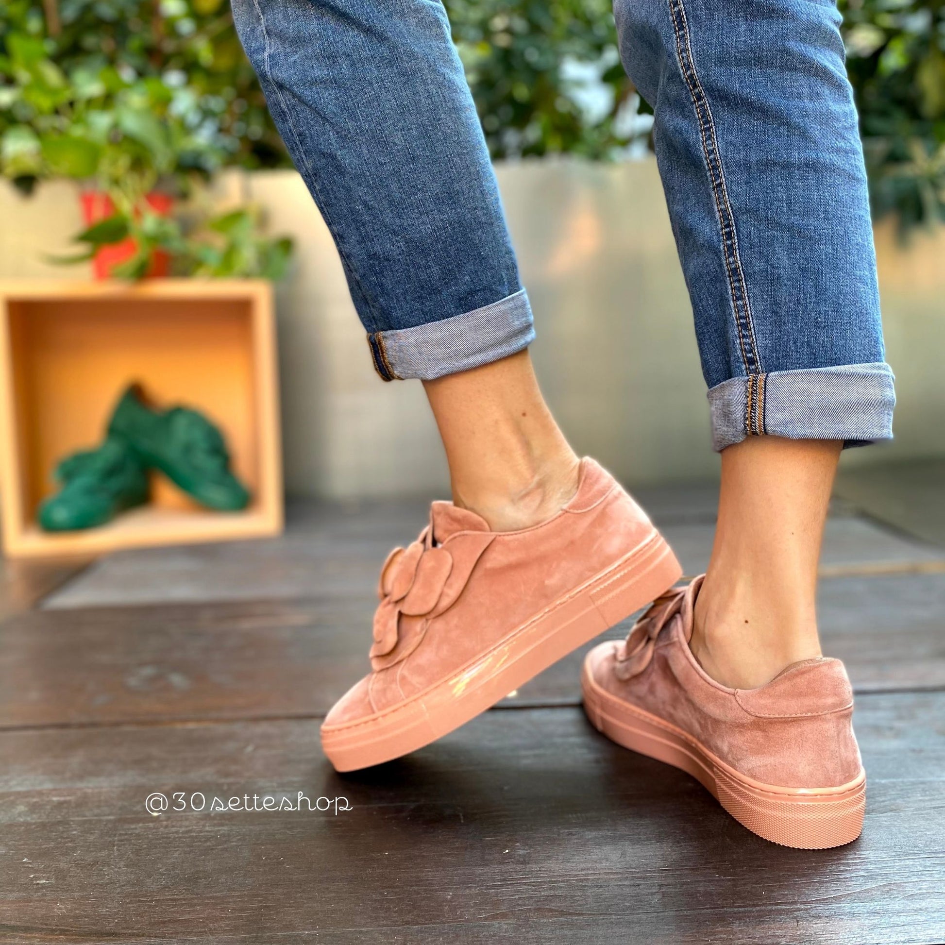 Sneakers con maxi fiore a rilievo in camoscio rosa e suola in tinta con fussbett estraibile con zeppa di 1,5 cm