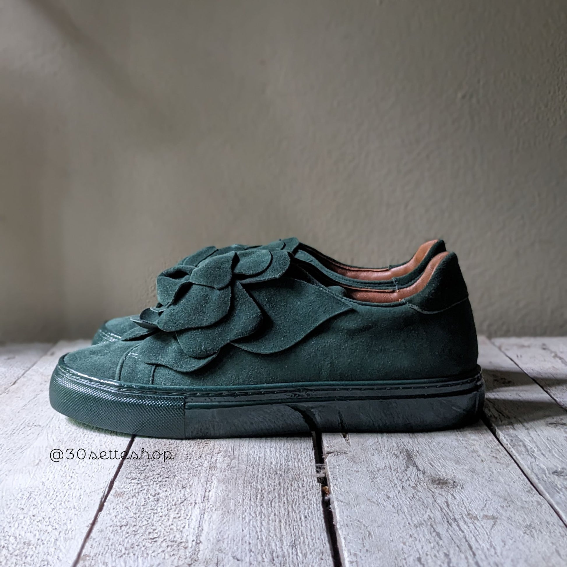 Sneakers con maxi fiore a rilievo in camoscio verde muschio e suola in gomma a cassetta verniciato in tinta fussbett ricoperta in pelle con rialzo al tallone di 3 cm artigianale