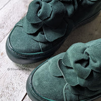 Sneakers con maxi fiore a rilievo in camoscio verde muschio e suola in gomma a cassetta verniciato in tinta fussbett ricoperta in pelle con rialzo al tallone di 3 cm artigianale