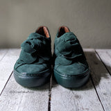 Sneakers con maxi fiore a rilievo in camoscio verde muschio e suola in gomma a cassetta verniciato in tinta fussbett ricoperta in pelle con rialzo al tallone di 3 cm artigianale