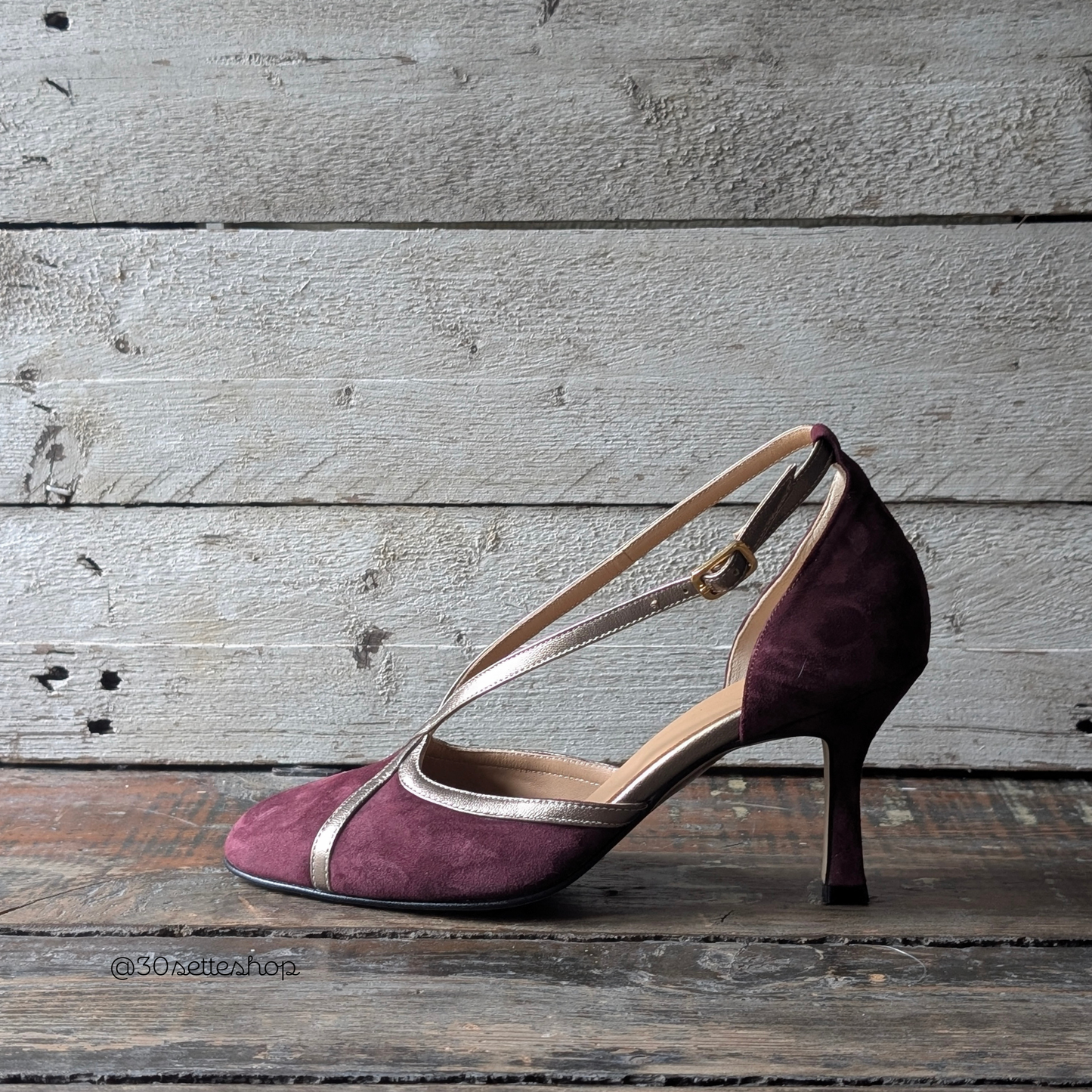 Cristina è una décolleté con tacco di media altezza di 70 mm e cinturino incrociato realizzata artigianalmente in un prezioso pelle scamosciata bordeaux abbinato al laminato beige dei cinturini incrociati sul dorso del piede.