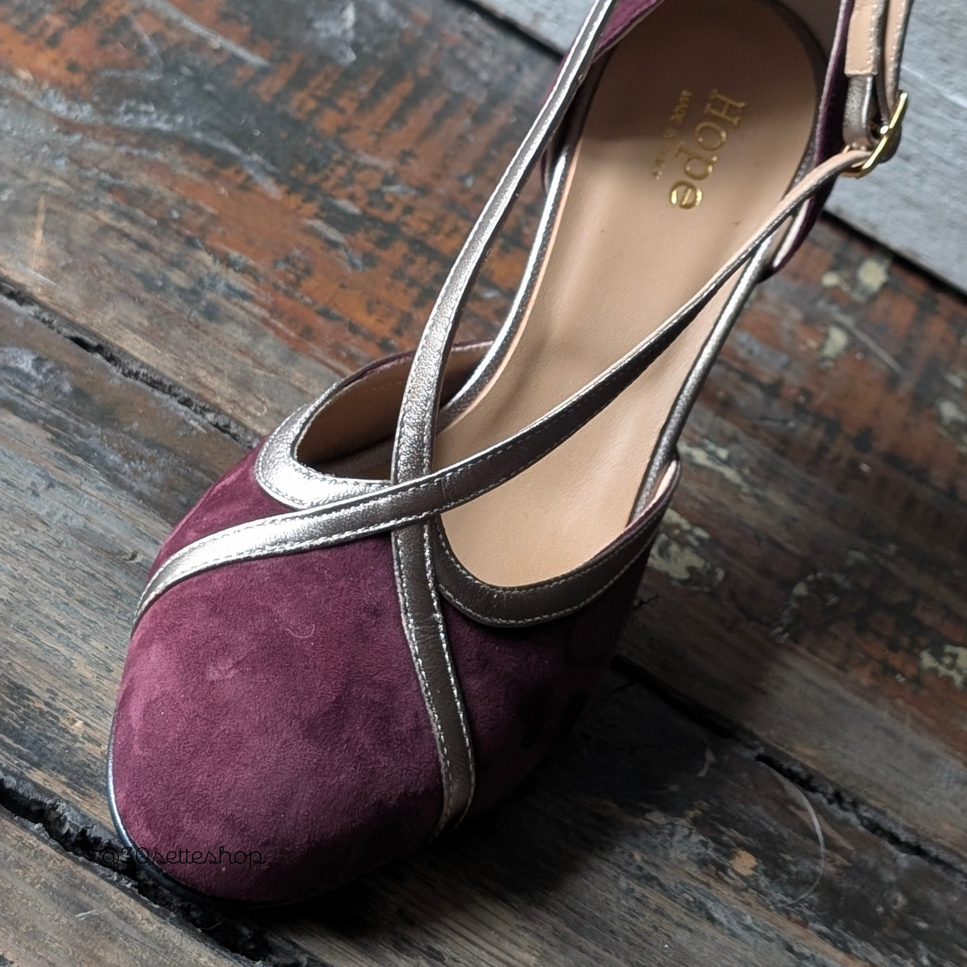 Cristina è una décolleté con tacco di media altezza di 70 mm e cinturino incrociato realizzata artigianalmente in un prezioso pelle scamosciata bordeaux abbinato al laminato beige dei cinturini incrociati sul dorso del piede.