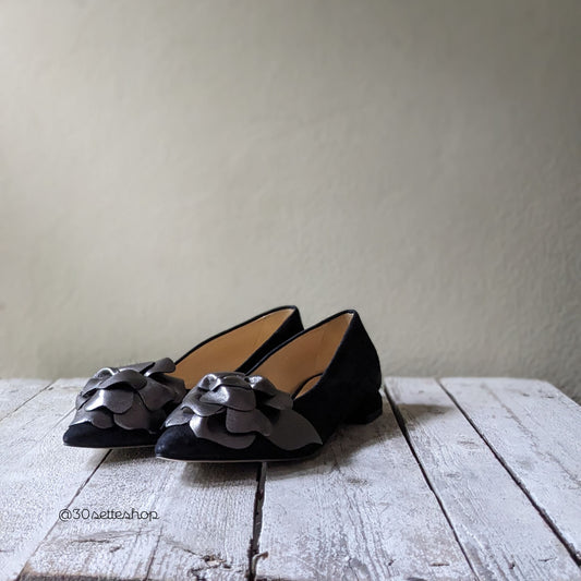 DALIA Ballerina a punta con maxi fiore a rilievo in camoscio nero e laminato antracite