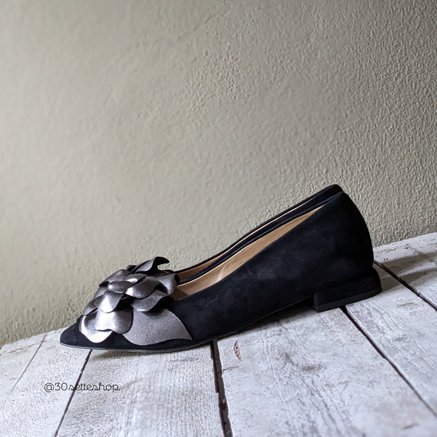 DALIA Ballerina a punta con maxi fiore a rilievo in camoscio nero e laminato antracite