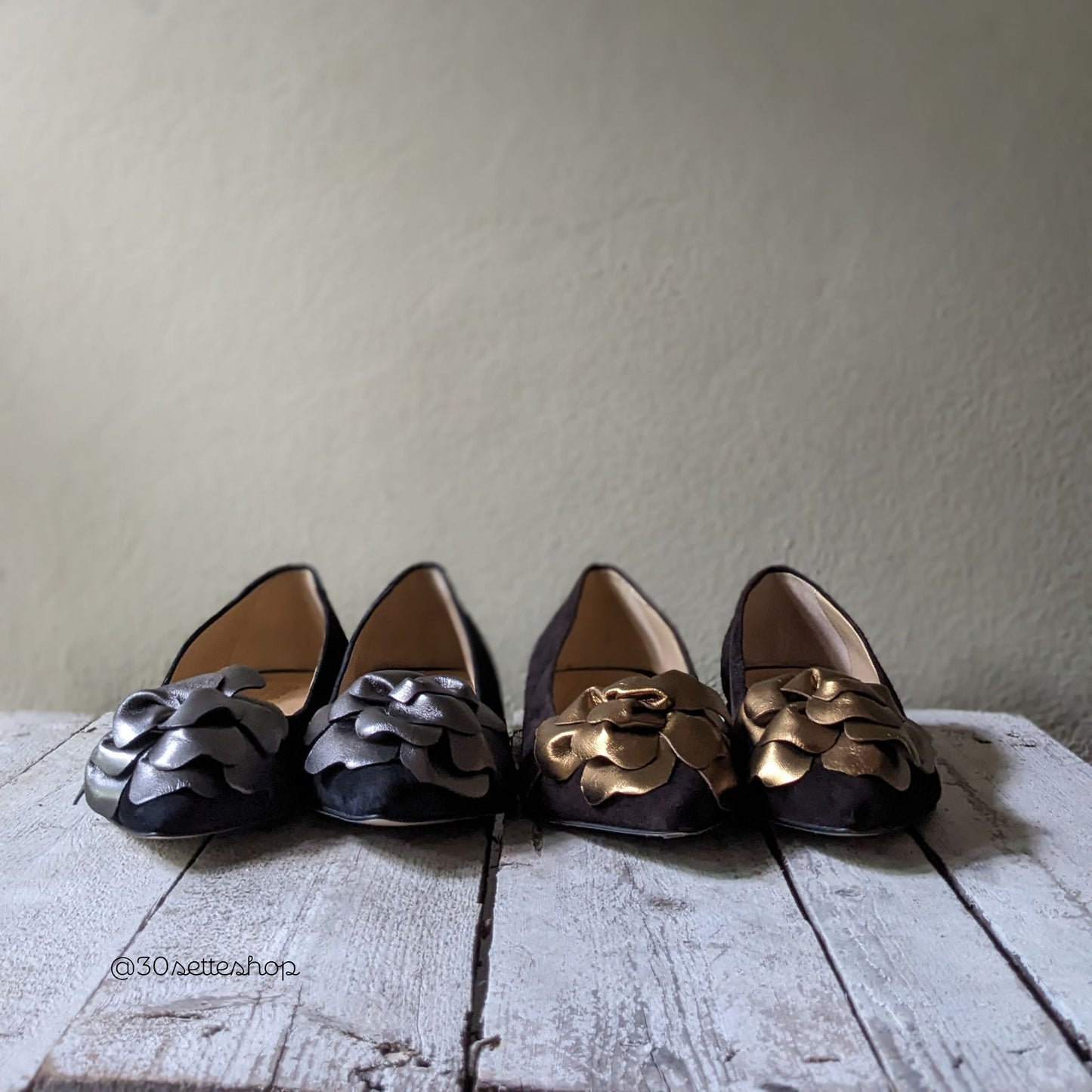 DALIA Moro Ballerina a punta con maxi fiore a rilievo in camoscio testa di moro e laminato bronzo