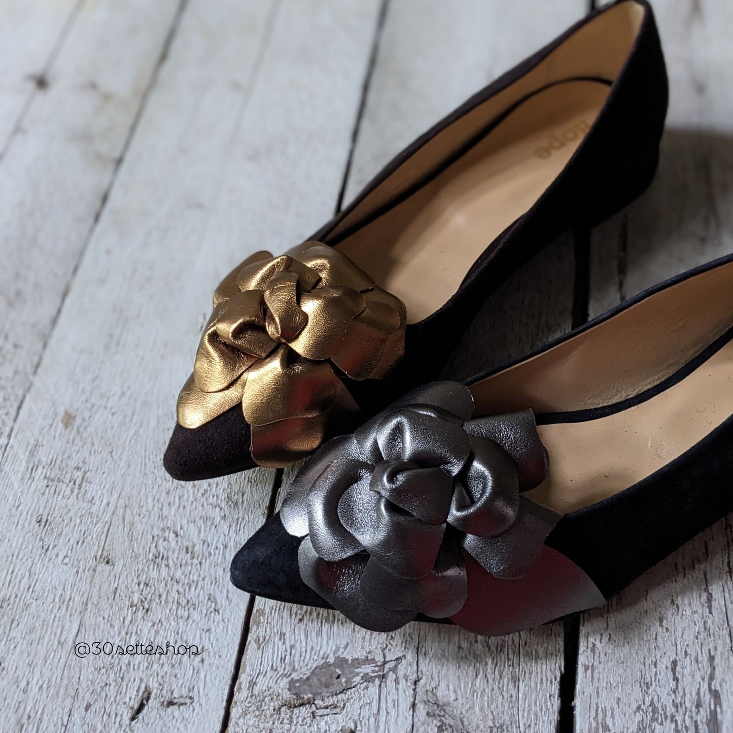 DALIA Ballerina a punta con maxi fiore a rilievo in camoscio nero e laminato antracite