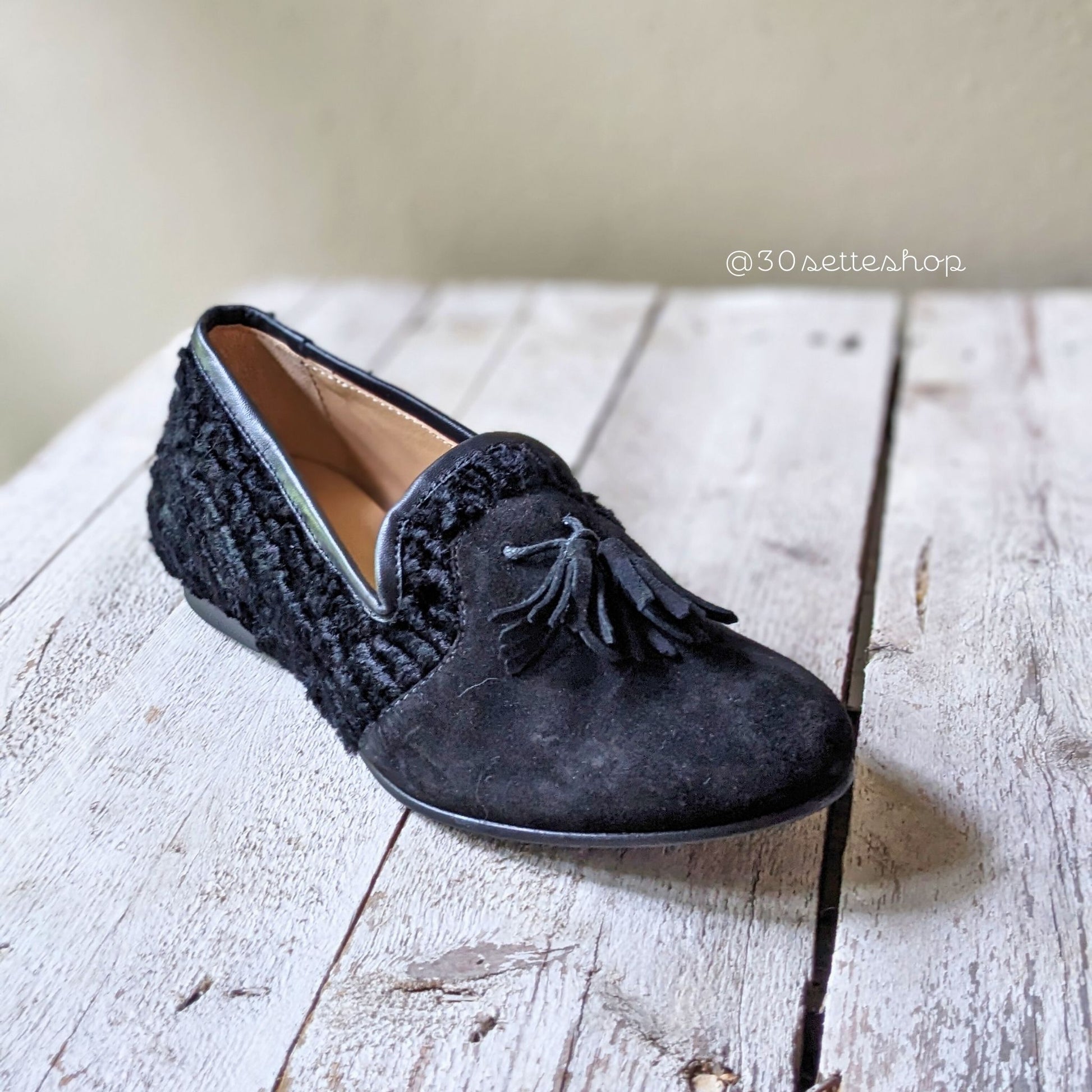 dorotea-mocassino-con-nappine-tassel-loafer-camoscio-nero-eco-astrakan-artigianale