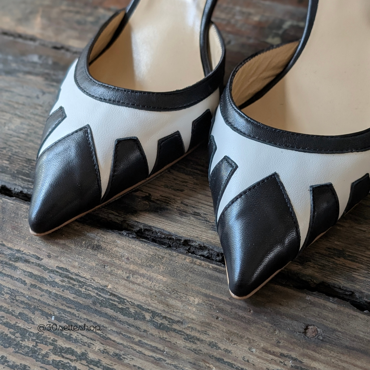 EVA Décolleté ankle strap a punta con tacco sottile di 70 mm in nappa nero e panna