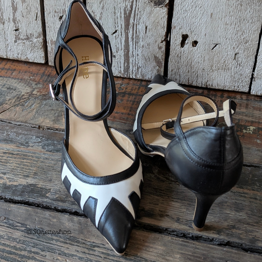 EVA Décolleté ankle strap a punta con tacco sottile di 70 mm in nappa nero e panna