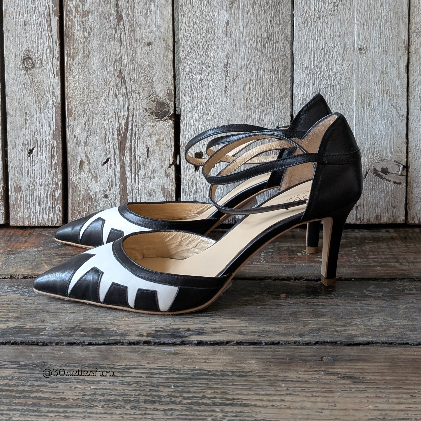 EVA Décolleté ankle strap a punta con tacco sottile di 70 mm in nappa nero e panna