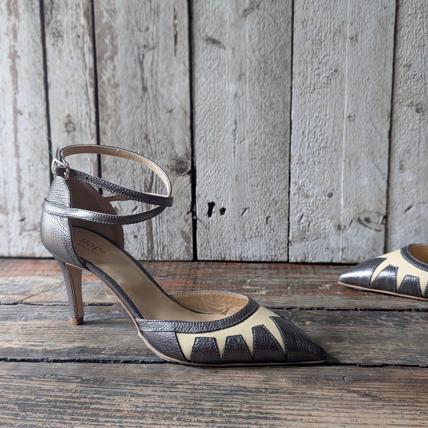 EVA Décolleté ankle strap a punta sfilata con tacco sottile di 70 mm in nappa martellata grigio antracite e vaniglia
