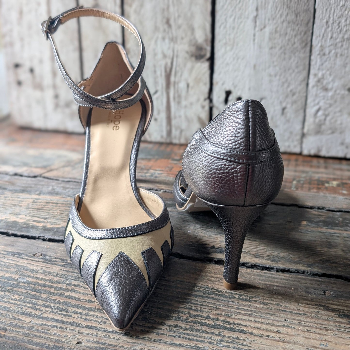 EVA Décolleté ankle strap a punta sfilata con tacco sottile di 70 mm in nappa martellata grigio antracite e vaniglia