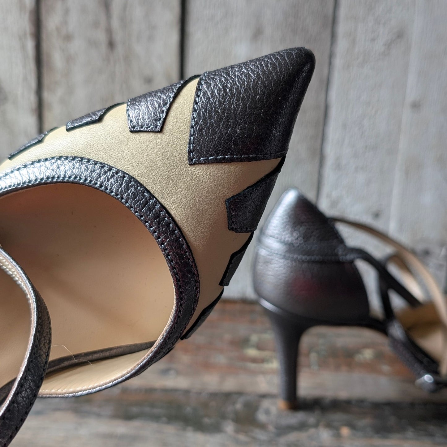 EVA Décolleté ankle strap a punta sfilata con tacco sottile di 70 mm in nappa martellata grigio antracite e vaniglia