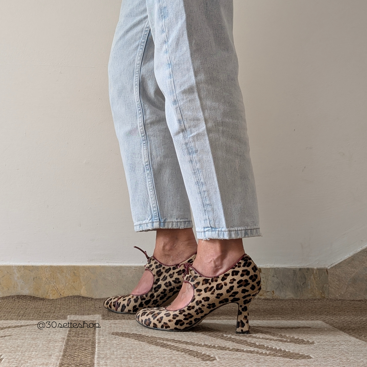 Emily è una décolleté con tacco svasato di 7 cm in cavallino stampa animalier, con una originale allacciatura sul collo del piede, regolabile. Il profilo sinuoso e i lacci sono in naplak color bordeaux.