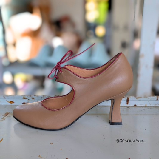 EMILY Décolleté Mary Jane con lacci e tacco svasato di 70mm in nappa nocciola e naplak rosso