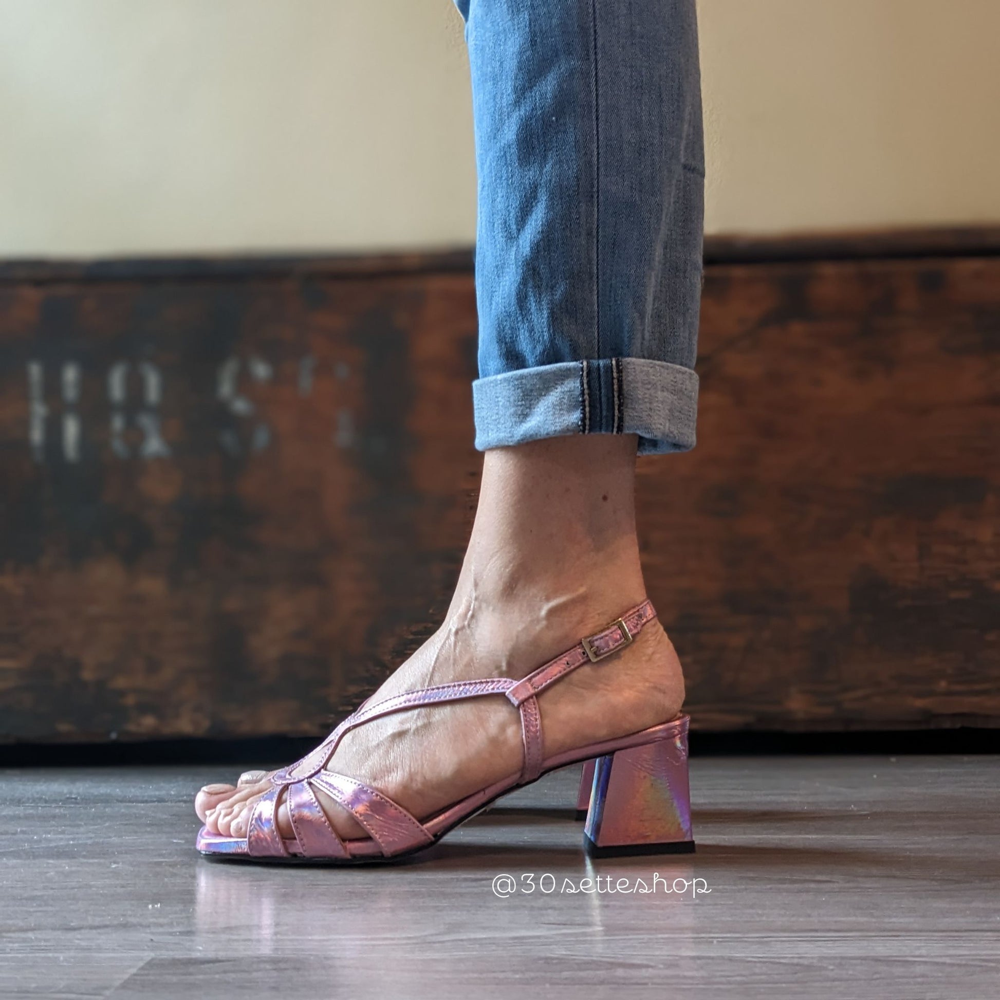 Flora Sandalo tacco 5 cm in pelle laminato cangiante rosa da sposa artigianale