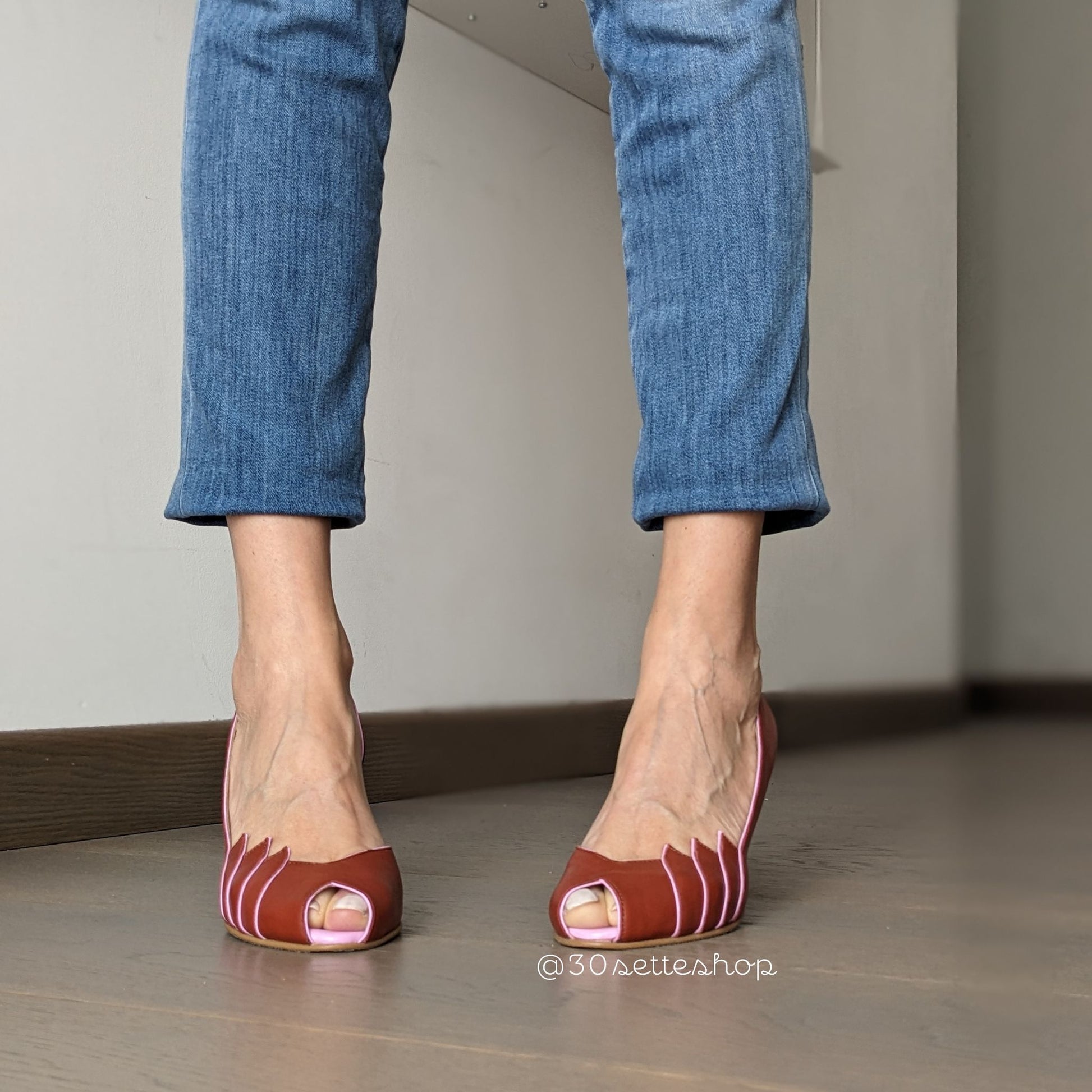 Decollete peep toe asimmetrica bicolore in pelle coccio con sottile bordo rosa e comodo tacco di 7 cm produzione artigianale