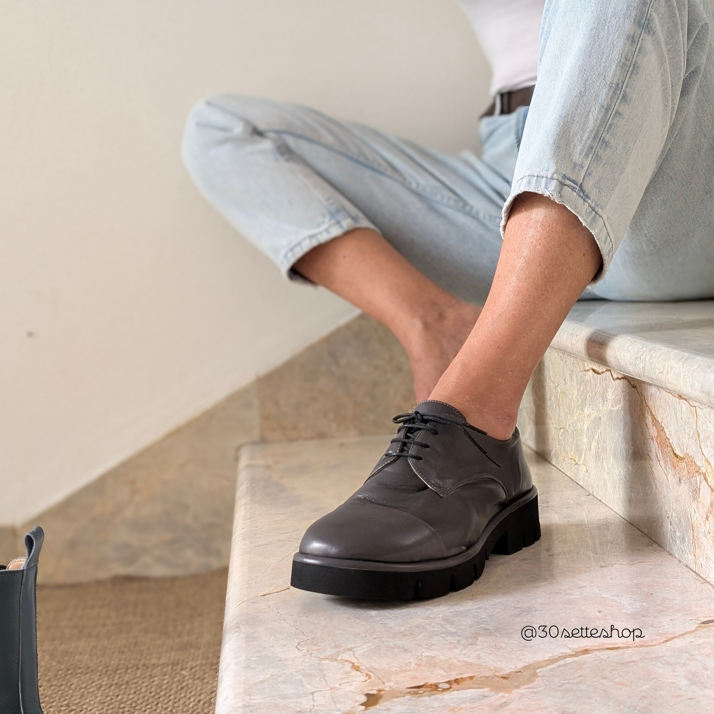 FLUFFY LACE Scarpa bassa allacciata a punta larga modello derby lavorazione a sacchetto in nappa antracite