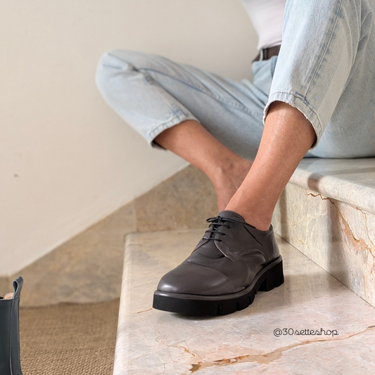 FLUFFY LACE Scarpa bassa allacciata a punta larga modello derby lavorazione a sacchetto in nappa antracite